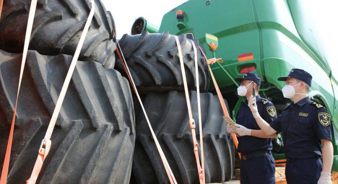 進口農機走上“綠色通道”（圖）